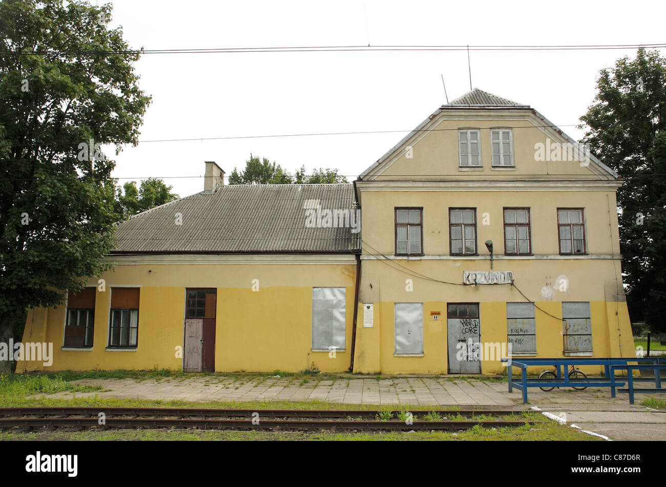 Bahnhofsgebäude in Krzywda Dorf (Lukow County), Polen Stockfoto