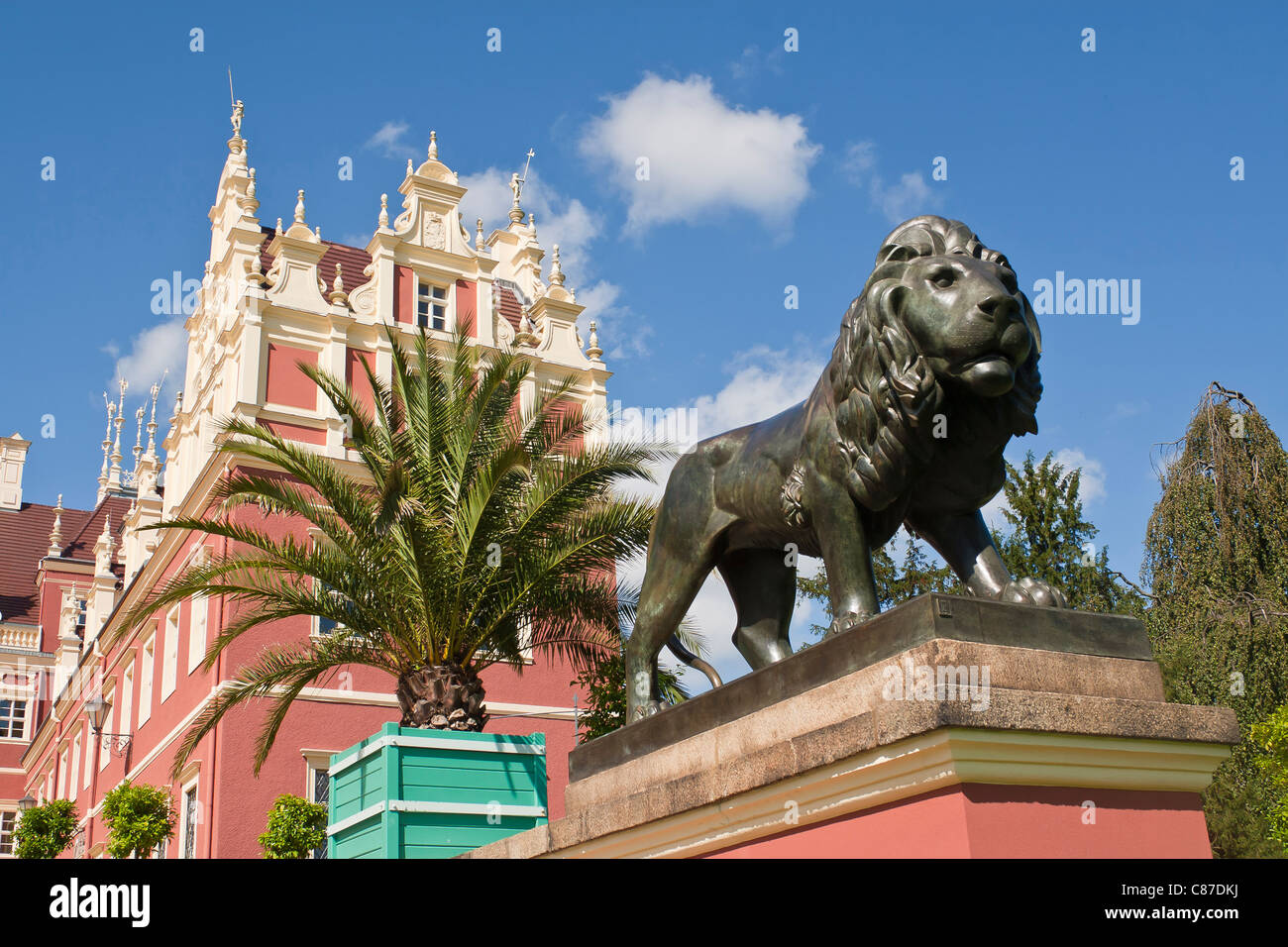 Löwe aus Bronze vor Palast "Fürst Pückler" in Bad Muskau, Deutschland. Stockfoto