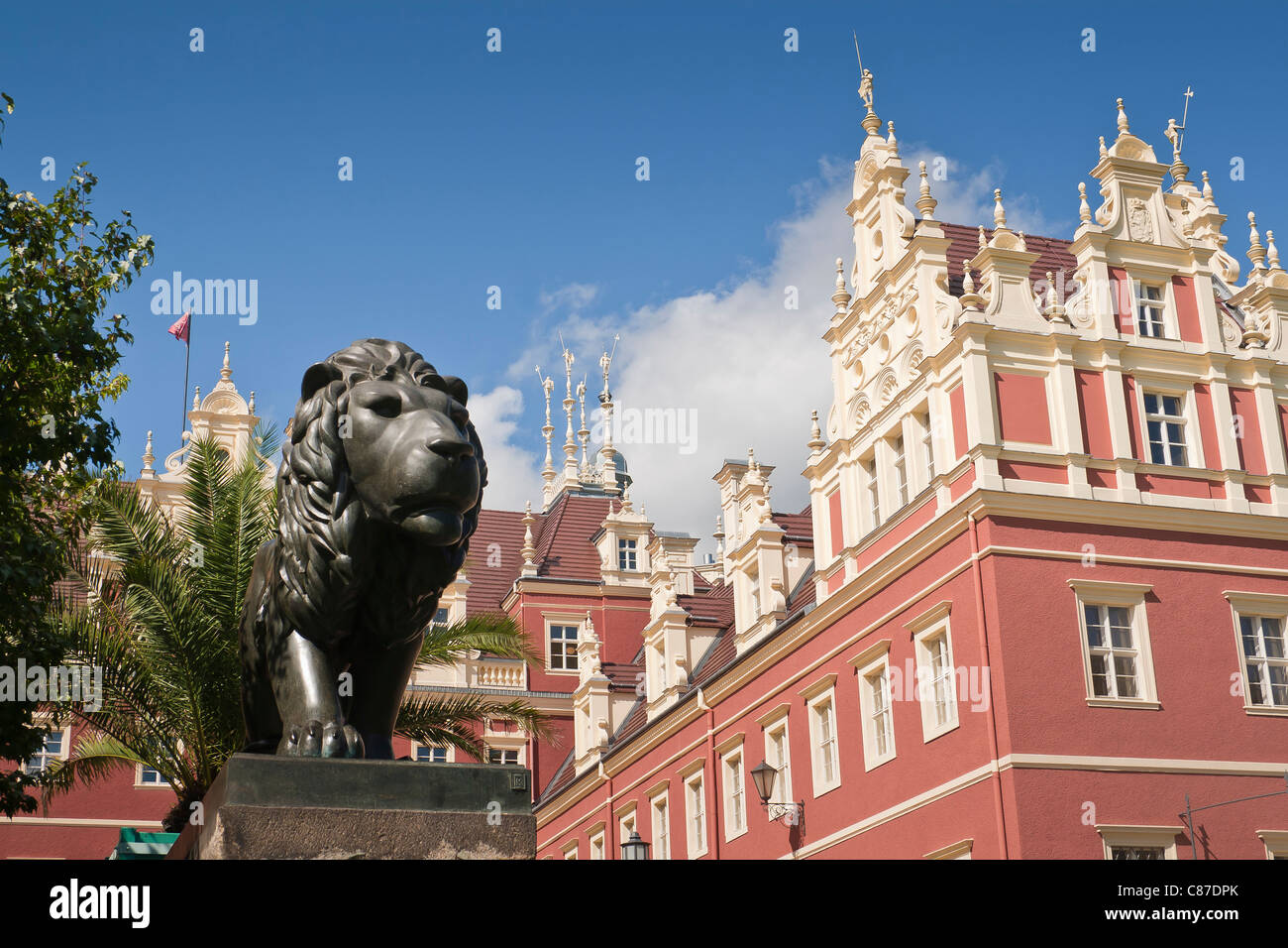 Löwe aus Bronze vor Palast "Fürst Pückler" in Bad Muskau, Deutschland. Stockfoto