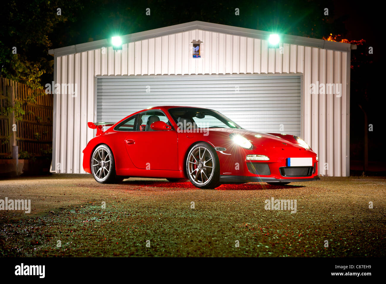 Porsche GT3 rot beleuchtet bei Nacht Stockfoto