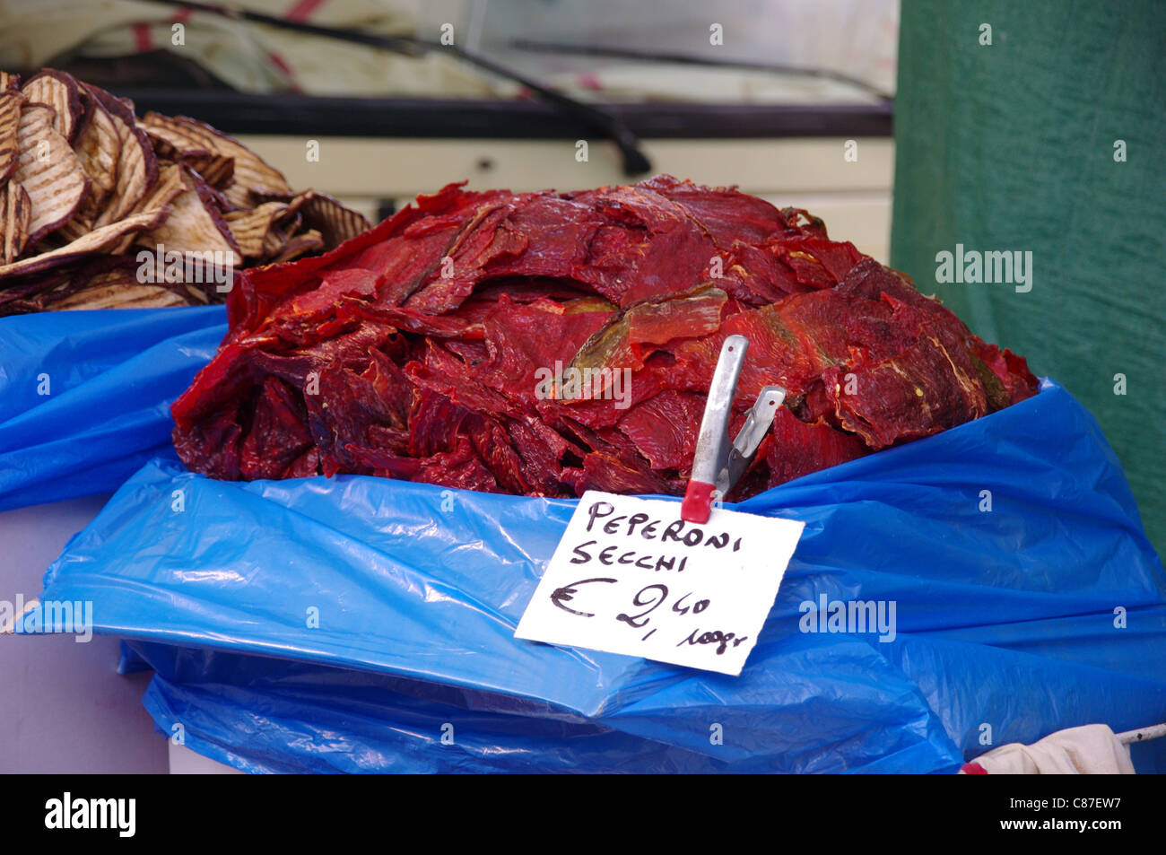 Getrocknete Paprika im italienischen Markt Stockfoto