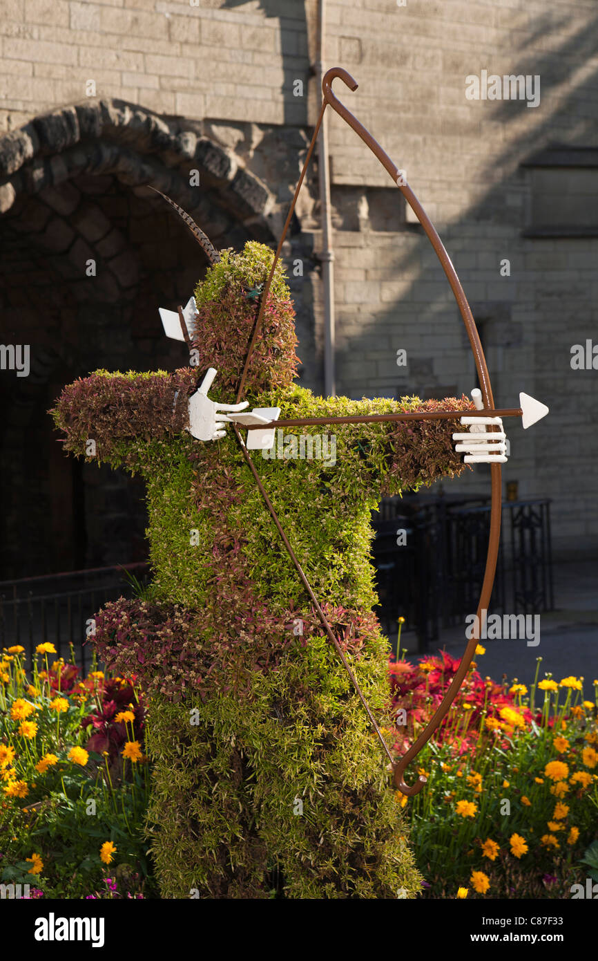 UK, Nottinghamshire, Nottingham Castle, topiary Groawing Statue von Robin Hood im Schlossgarten Stockfoto