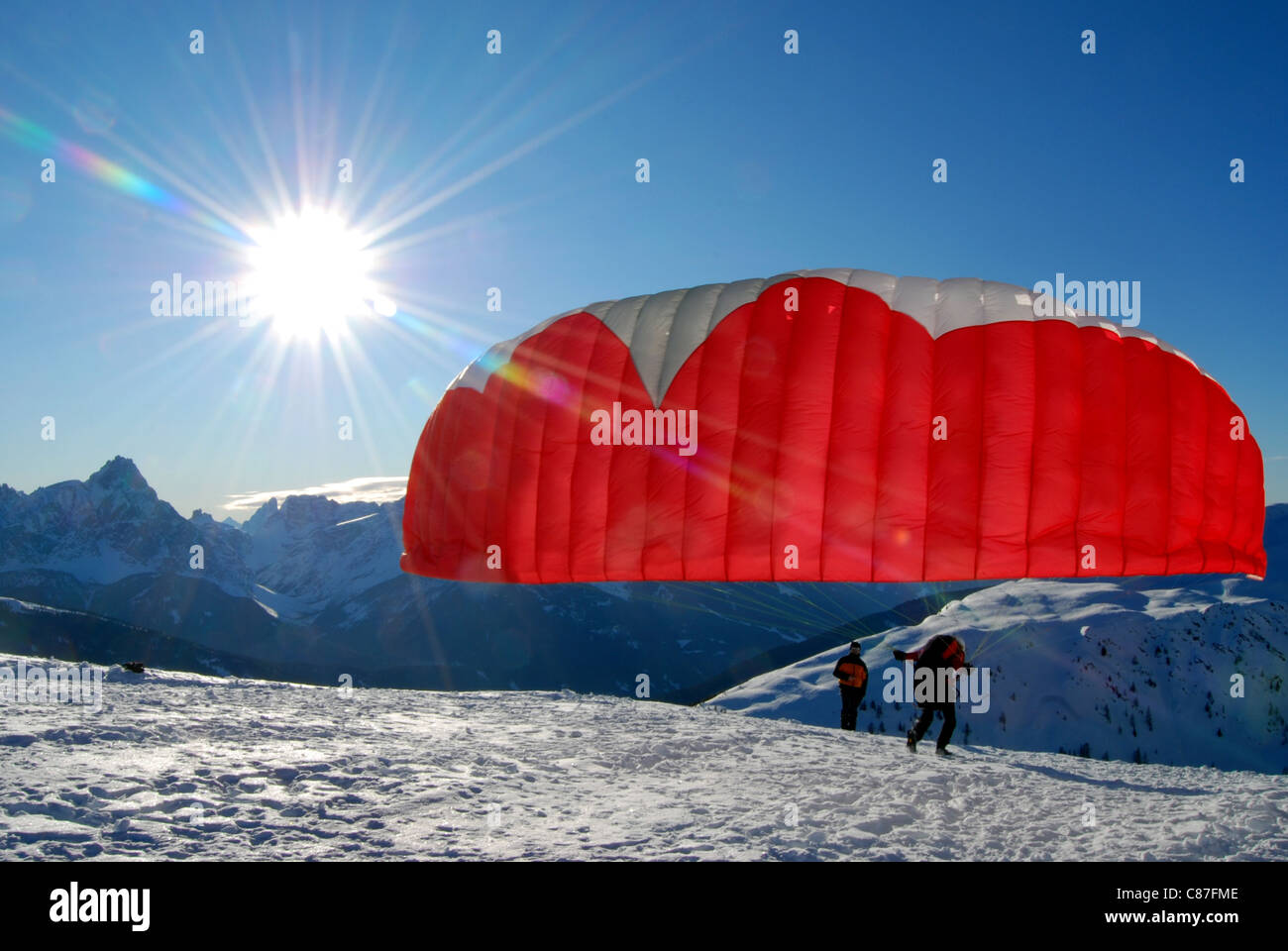 Ein Gleitschirm starten am Thurntaler, Sillian, Österreich Stockfoto