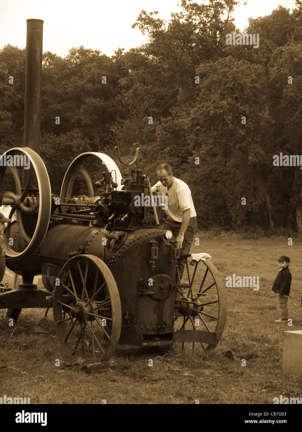 Antike Dampf betriebene Dreschmaschine Landwirtschaft. Bretagne (Bretagne), Frankreich. Stockfoto