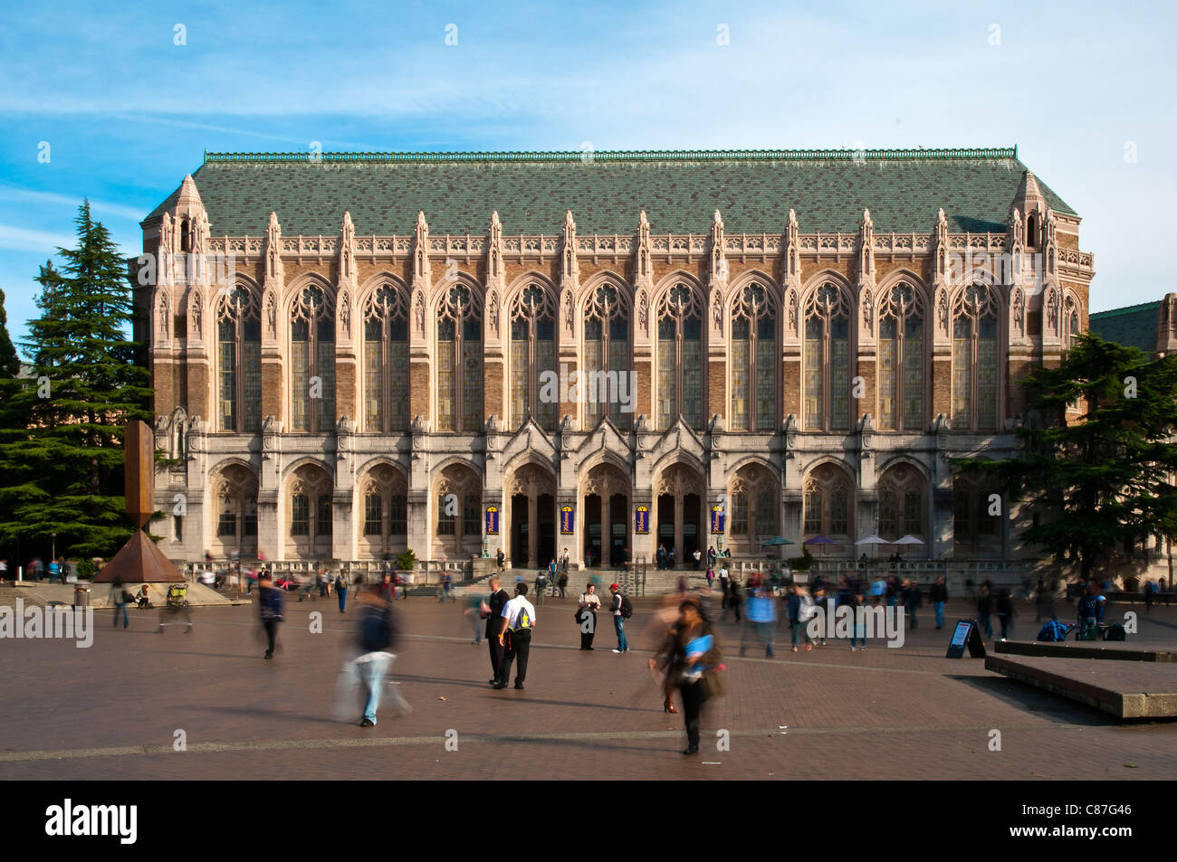 Ansicht der Suzzallo Library mit Studenten durch rotes Quadrat, University of Washington, Seattle, USA Stockfoto