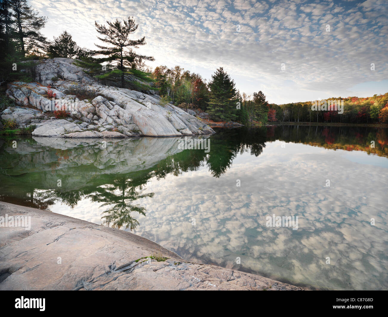 Felsen und Herbst Bäume am Ufer des Lake George. Schöne Herbst Natur Landschaft. Killarney Provincial Park, Ontario, Kanada Stockfoto