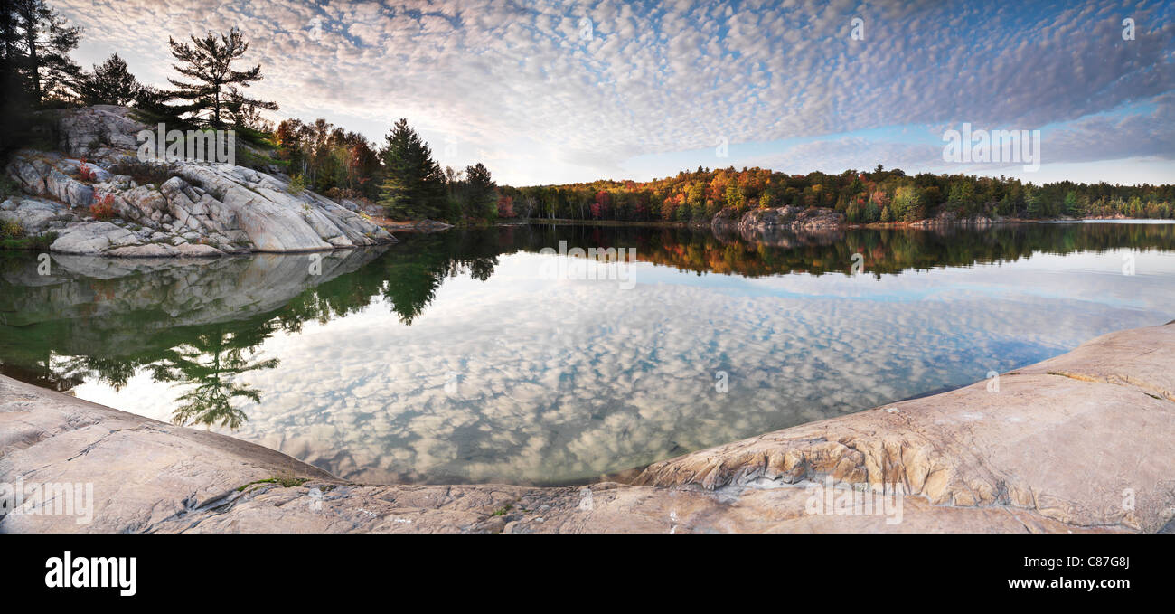 Felsen und Herbst Bäume am Ufer des Lake George. Schöne Herbst Panorama Naturkulisse. Killarney Provincial Park, Ontario Stockfoto