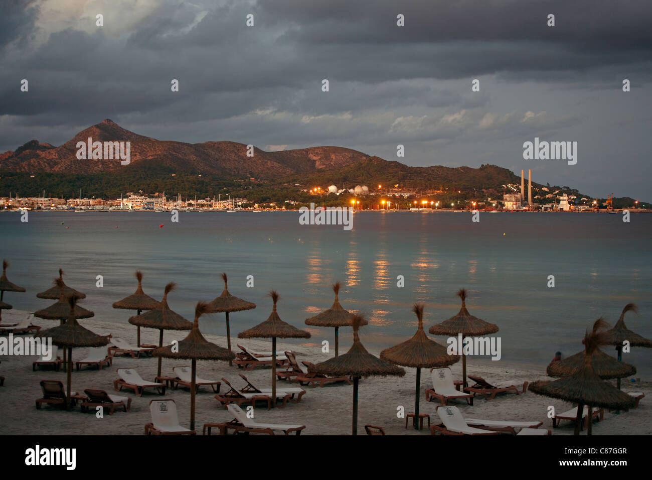 Der Strand und die Bucht von Alcudia in den Abend, Port d'Alcudia, Spanien Stockfoto