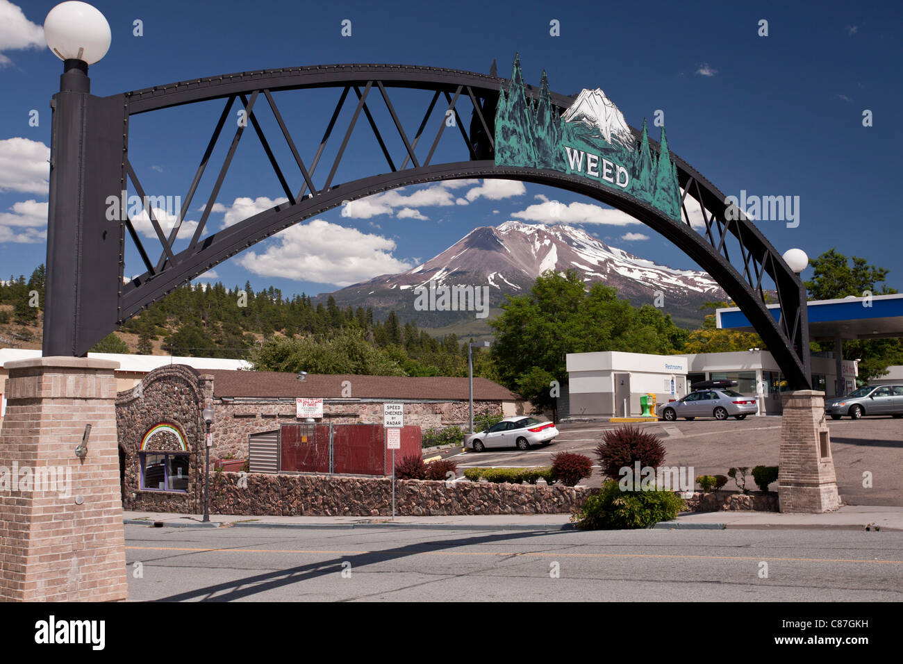 Die Stadt Unkraut mit seiner dezenten Eingangsbogen nr. Mount Shasta, Nord-Kalifornien, USA Stockfoto