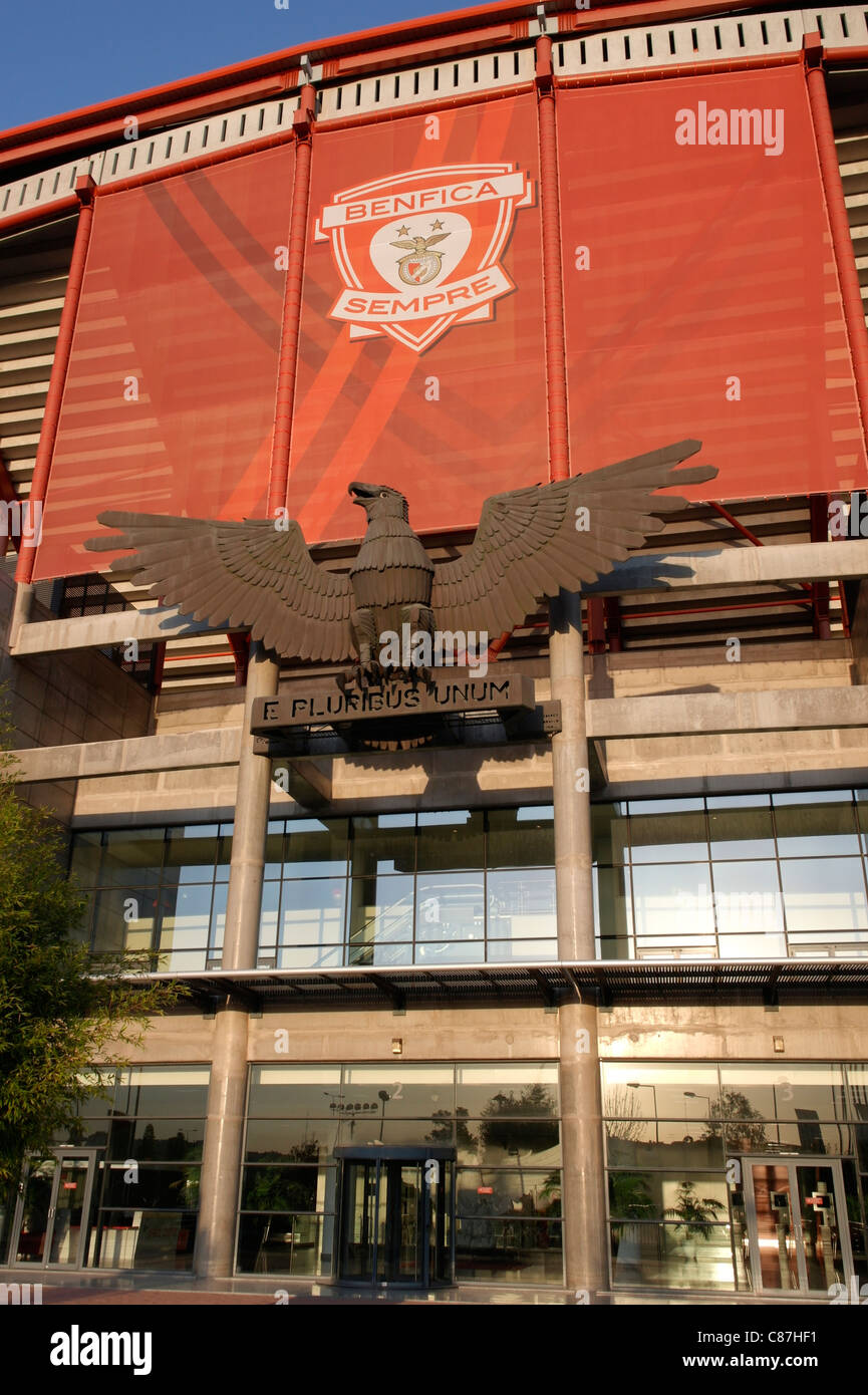 Benfica-Forever. Stadion des Lichts: Haupteingang mit Benfica eagle, eine Skulptur von Soares Franco (1985), Lissabon, Portugal Stockfoto