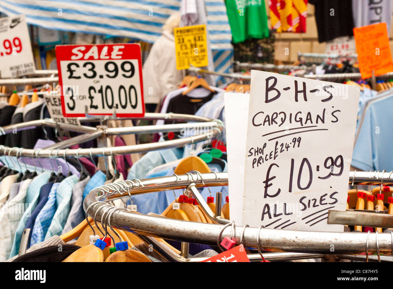 Kleidung zum Verkauf zu günstigen Preisen bei einer UK-Markt Abwürgen, 2011 Stockfoto