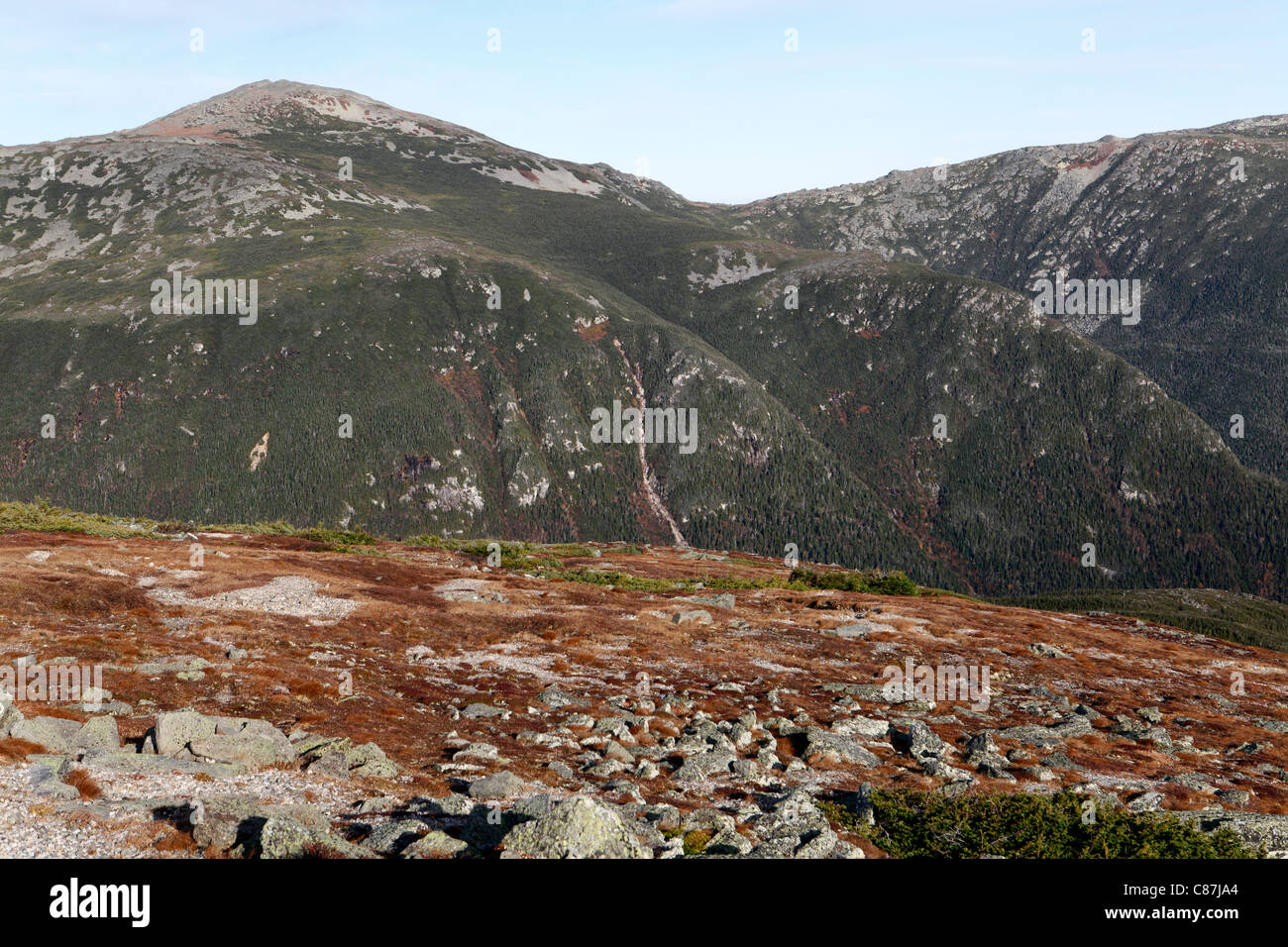 Mt Ton (L) und Mt Jefferson von den Hängen des Mt Washington im White Mountain Presidential Range, New Hampshire aus gesehen Stockfoto