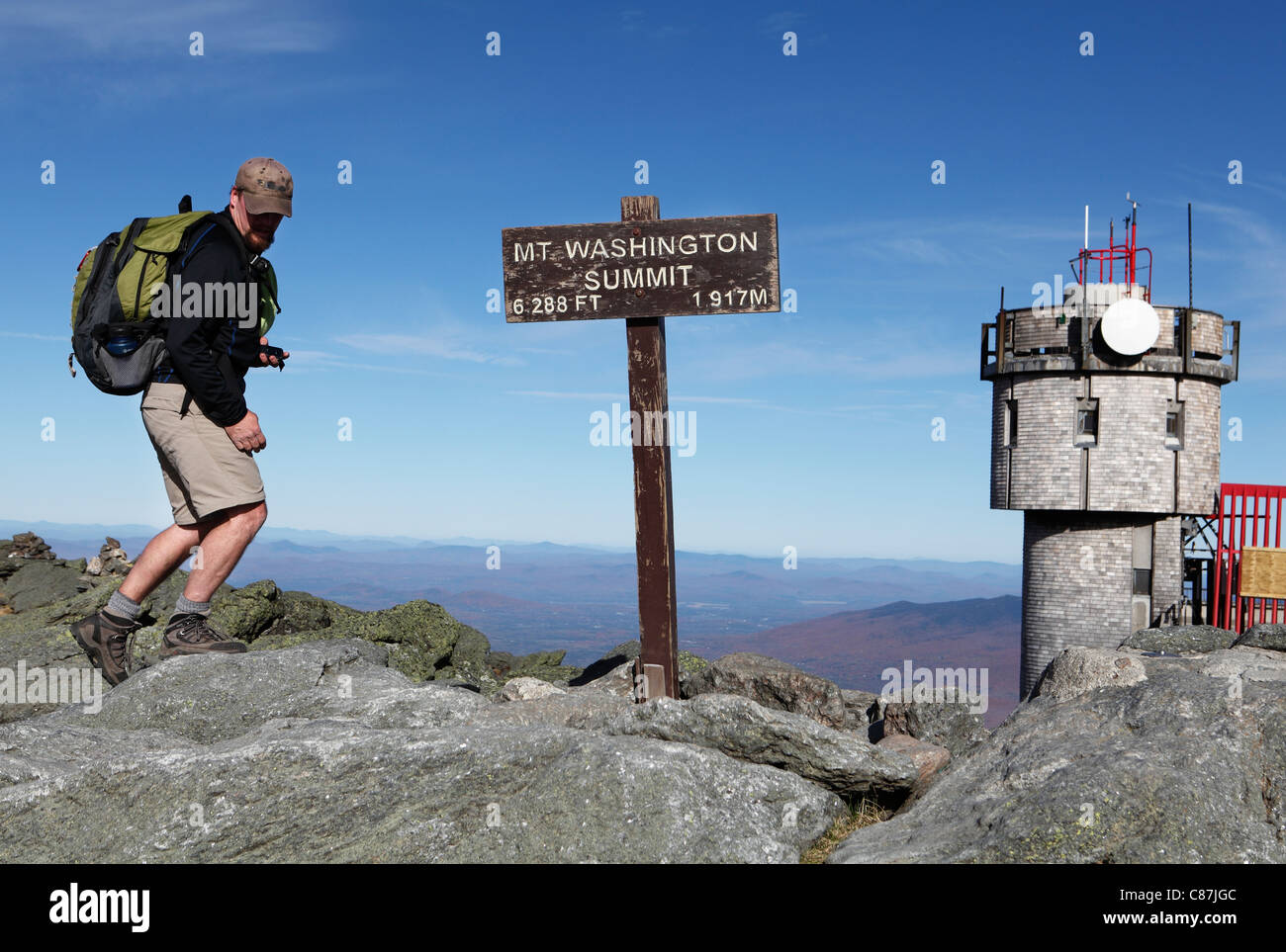 Ein Wanderer auf dem Gipfel des Mt Washington in White Mountain National Forest in New Hampshire Stockfoto