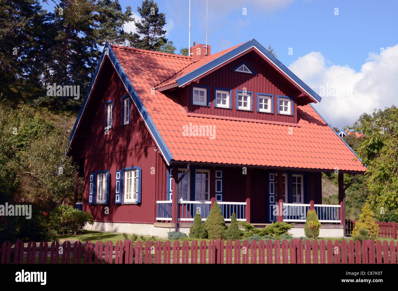 Lebendigen Haus. Rot blau gemaltes Haus. Schöne architektonische Lösungen. Stockfoto
