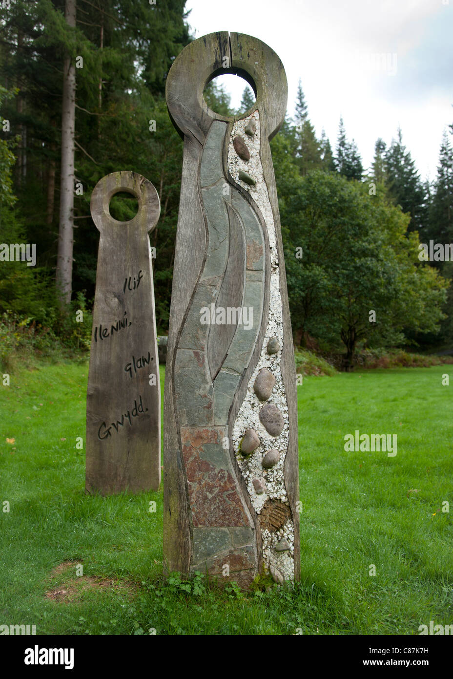 Skulpturen aus Holz, Schiefer und Stein im Coed-y-Brenin Wald Forest Park, Snowdonia-Nationalpark, Wales UK gemacht Stockfoto