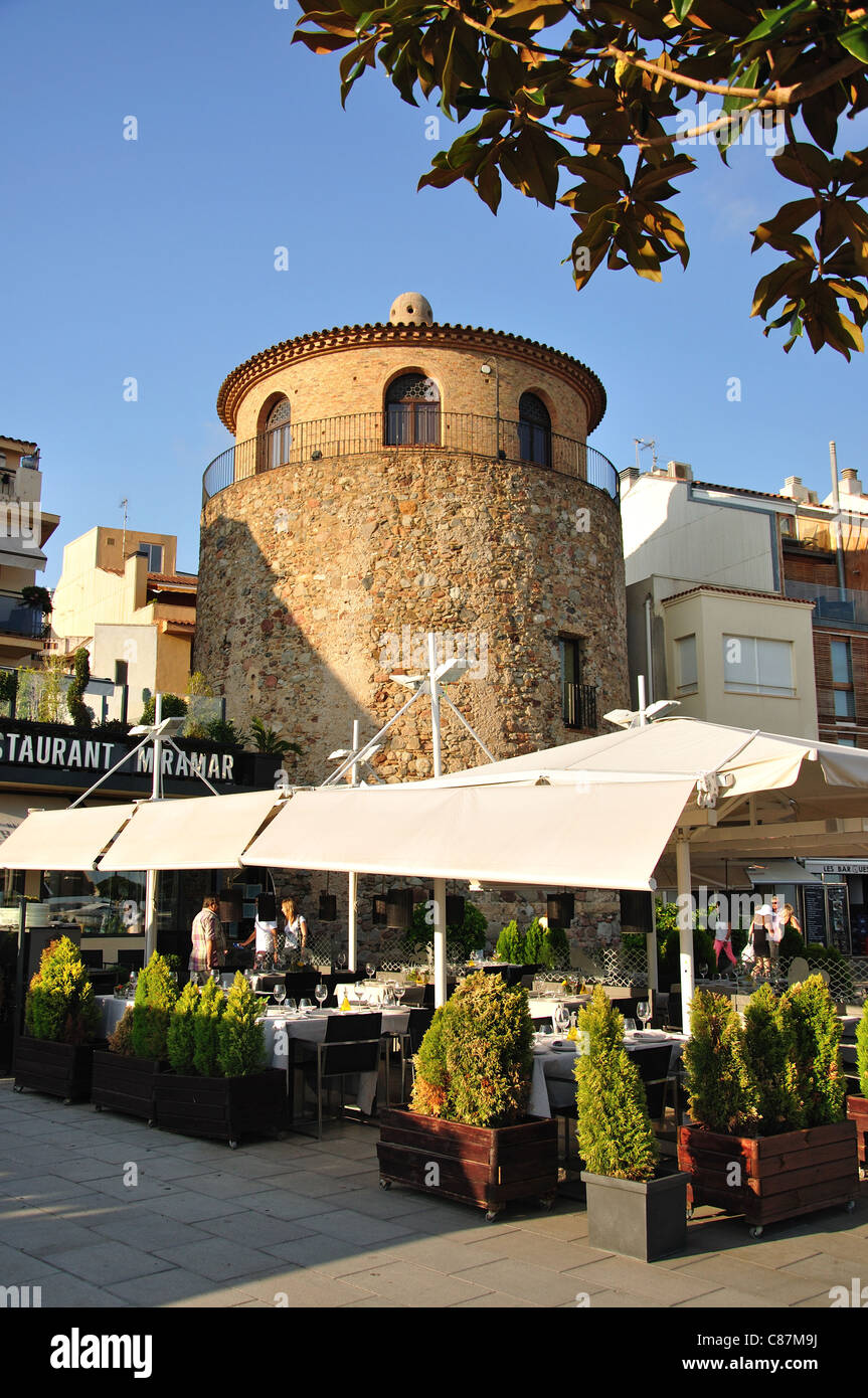 Torre del Port und Restaurants an der Promenade, Cambrils, Costa Daurada, Provinz Tarragona, Katalonien, Spanien Stockfoto