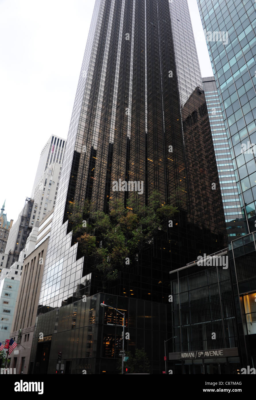 Grauen Himmel Herbst Porträt Armani Store und schwarz Trump Tower, mit Glas wegschneiden Basis Baumgarten, 5th Avenue, New York Stockfoto