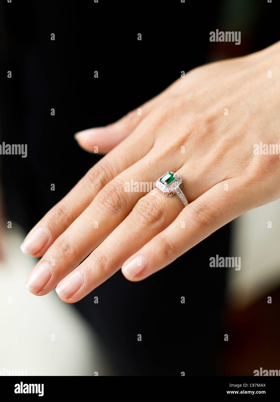 Frau trägt Verlobungsring Stockfoto