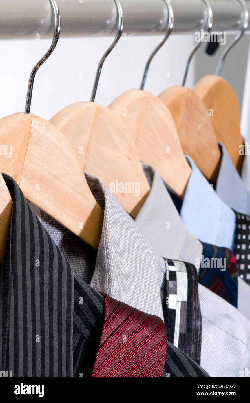 Hemden und Krawatten auf Holzbügel zu kleiden. Stockfoto