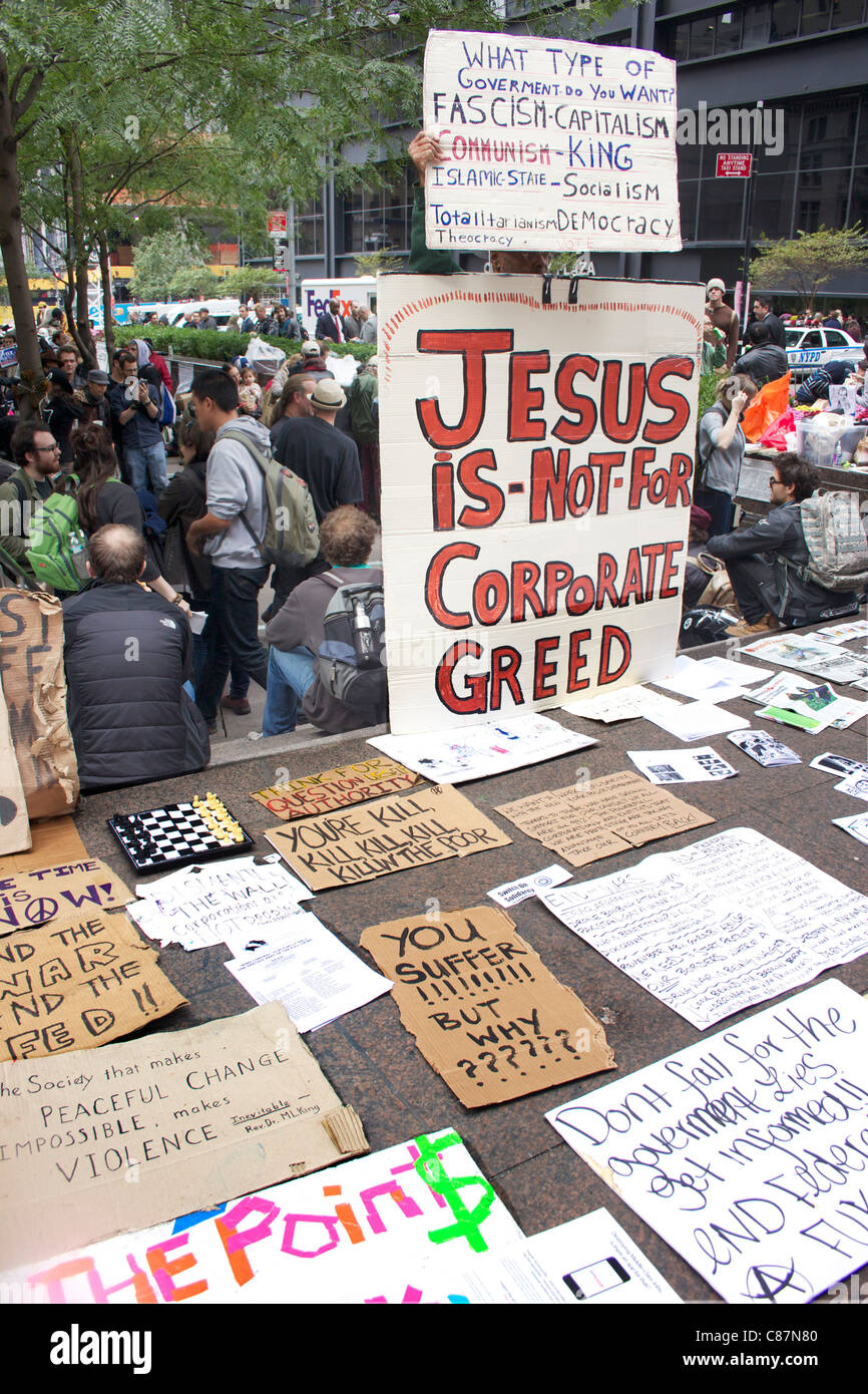 "Occupy Wall Street" Demonstranten mit Schildern am Zuccotti Park in New York City, Oktober 2011. Stockfoto