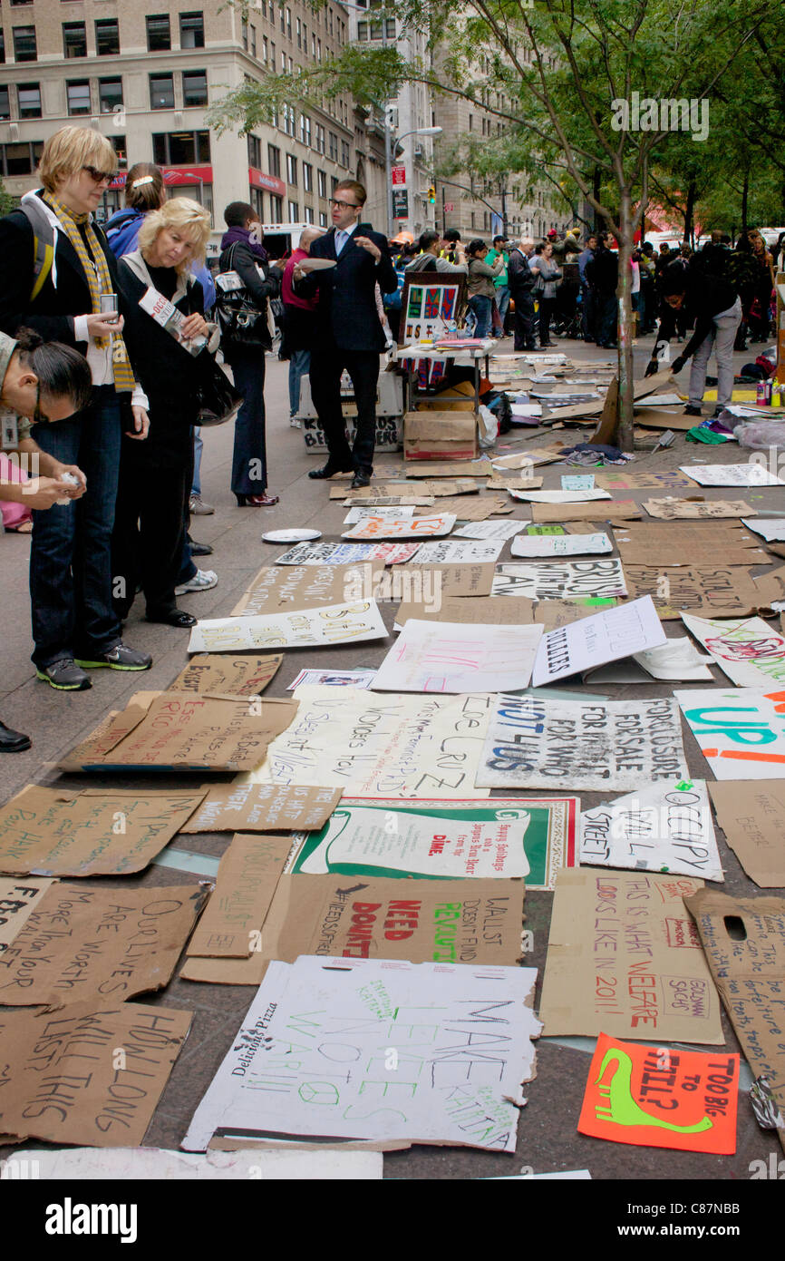 "Occupy Wall Street" Demonstrant anmeldet Zuccotti Park in New York City.  Oktober 2011. Stockfoto