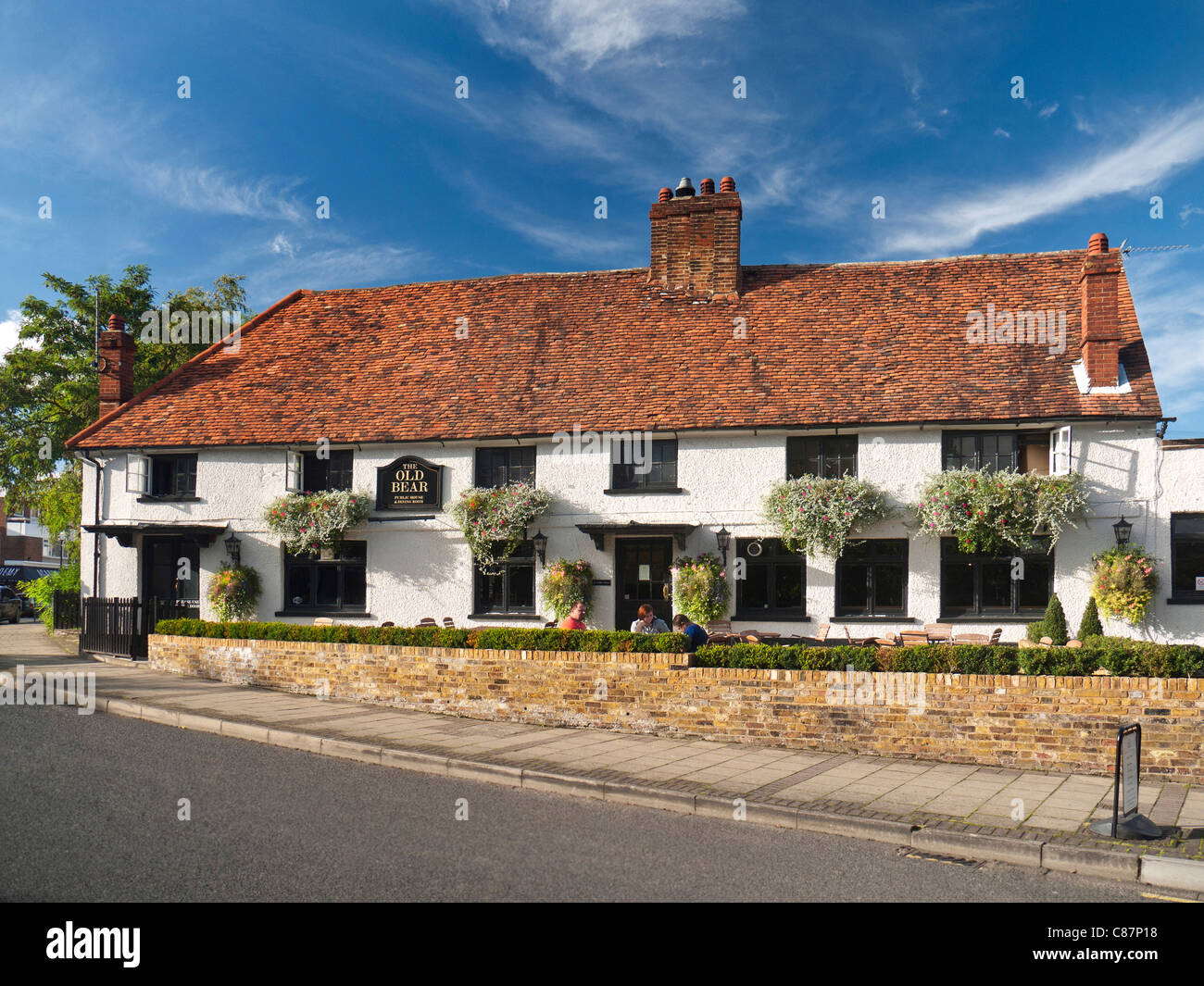 Das Old Bear Pub und Restaurant mit Leuten Essen und Trinken draußen in Cobham High Street Surrey UK Stockfoto