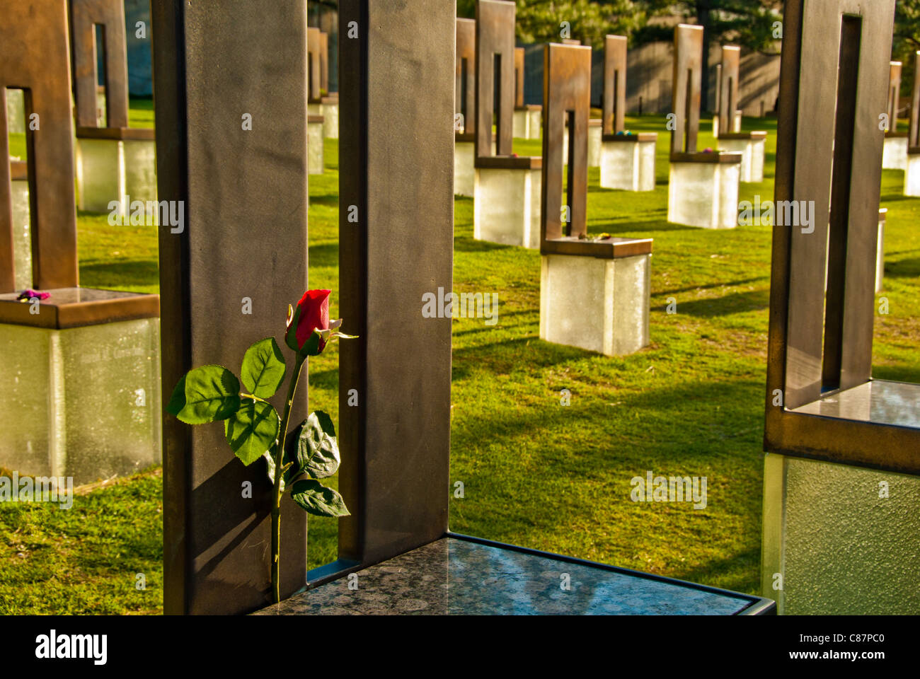 "Feld leeren Stühle" in Oklahoma City National Memorial, Oklahoma City, Oklahoma, USA Stockfoto