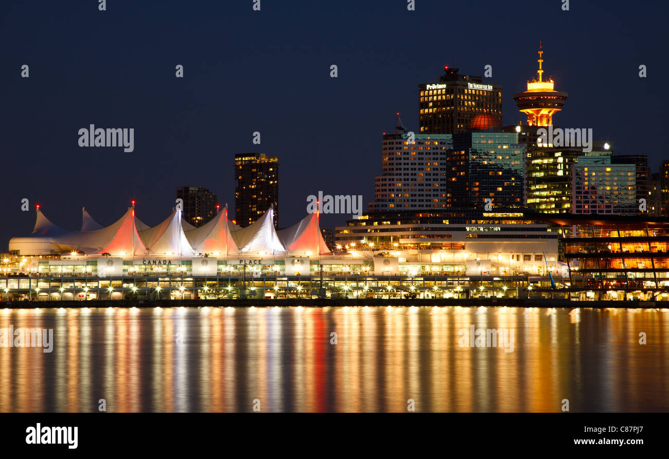 Skyline von Vancouver mit Centennial Pavilion in der Nacht Stockfoto