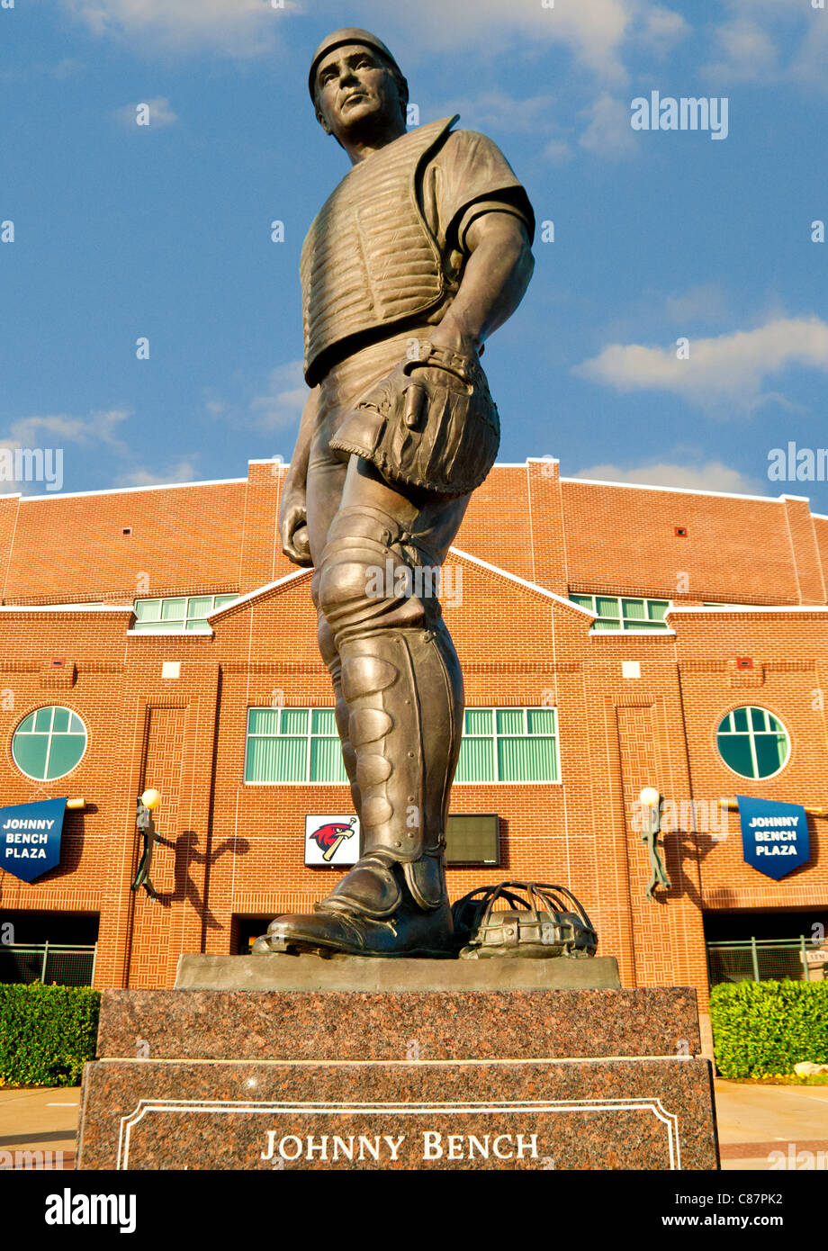 Baseball-Legende Johnny Bench, am Haupteingang hinter Hauptplatte des AT&T Bricktown Ballpark, Oklahoma City, Oklahoma, USA Stockfoto