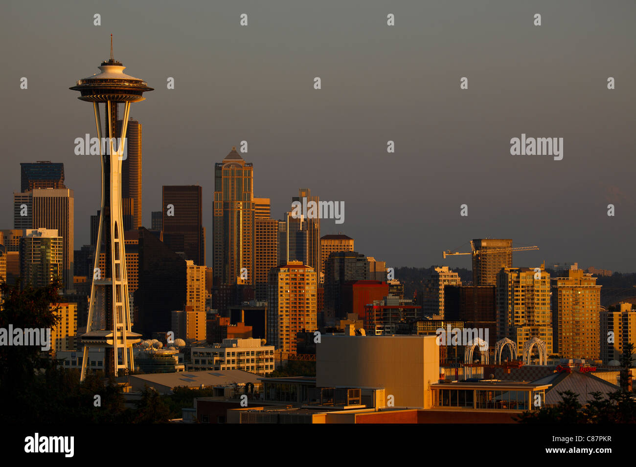 Die Space Needle in der Innenstadt von Seattle bei Sonnenuntergang Stockfoto
