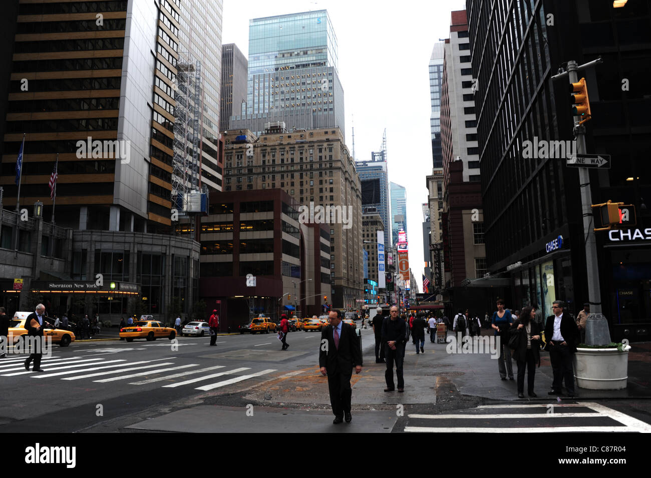 Grauen Himmel Wolkenkratzer Blick Richtung Times Square West 53rd Street, Leute zu Fuß Bürgersteig, 7th Avenue, New York Stockfoto