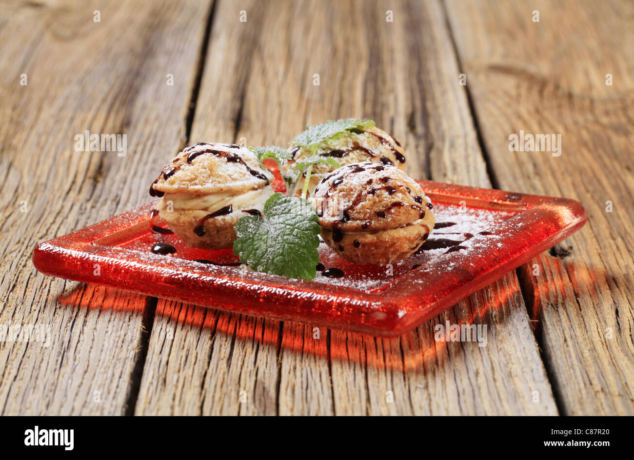Walnuss geformte Cookies mit Buttercreme gefüllt Stockfoto