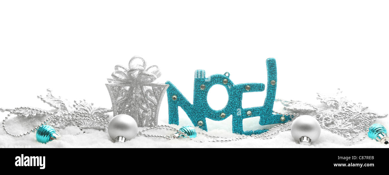 Christbaumschmuck auf Schneeflocken, Nahaufnahme. Stockfoto