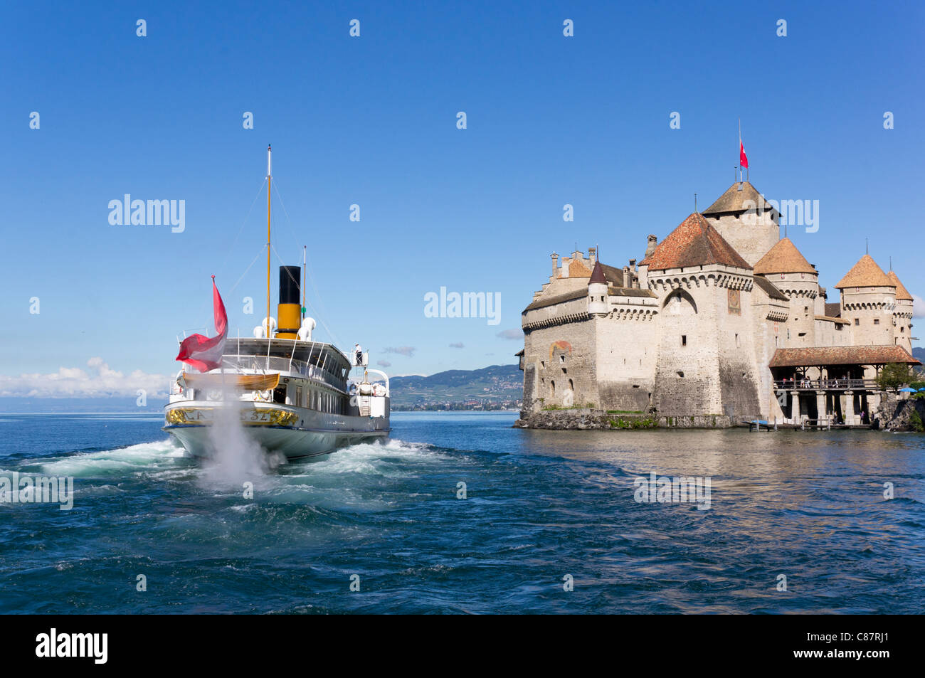 Genfersee-Raddampfer La Suisse geht das Schloss Chillon am Genfersee Stockfoto