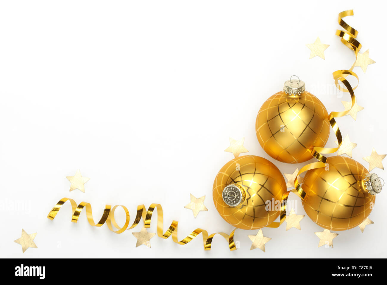 Drei Weihnachtskugeln mit Band und Konfetti Sterne auf weißem Hintergrund. Stockfoto