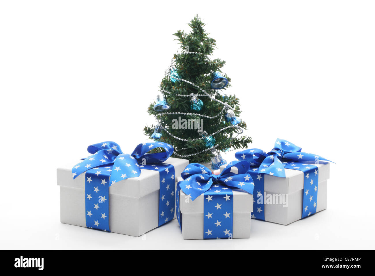 Weihnachtsbaum und Geschenke, isoliert auf weiss dekoriert. Stockfoto