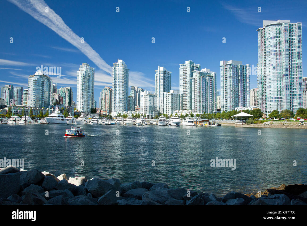 Eigentumswohnungen und Aquabus gesehen von Granville Island in Vancouver, Britisch-Kolumbien Stockfoto