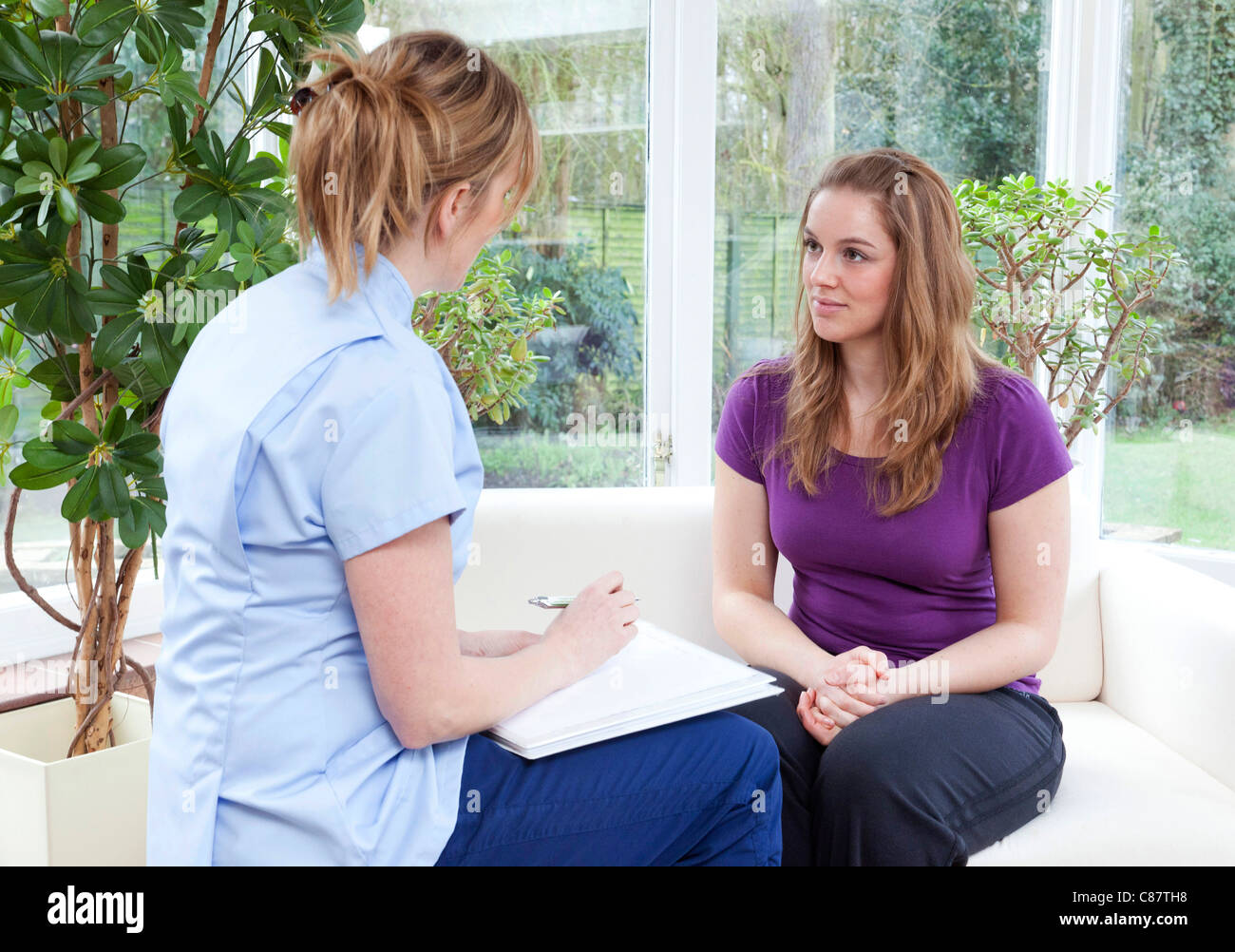 Osteomyologist im Gespräch mit einem Patienten in Großbritannien (eine Kombination der Chiropraktik und Osteopathie) Stockfoto