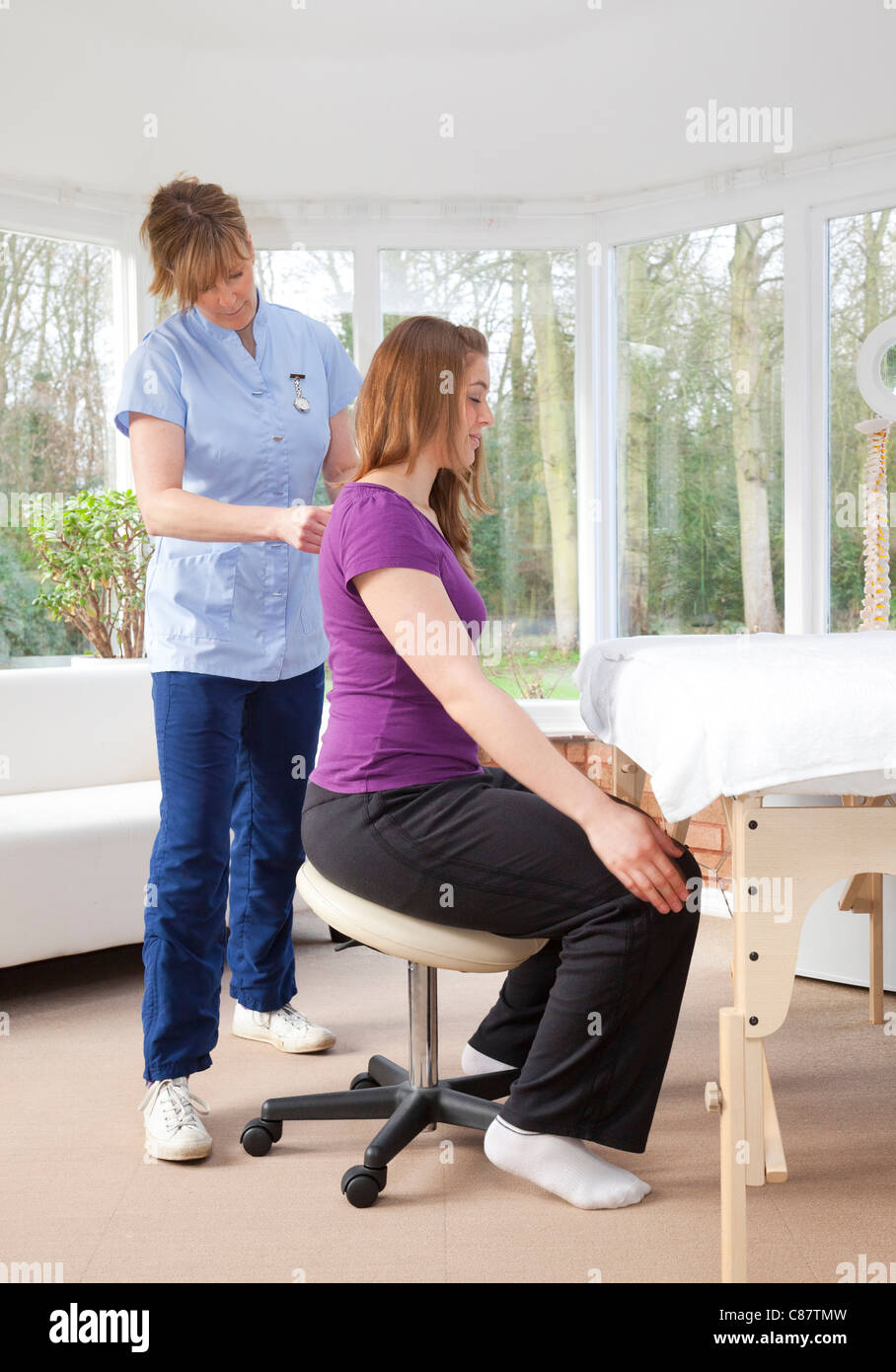 Osteomyologist Behandlung eines Patienten im Vereinigten Königreich (eine Kombination der Chiropraktik und Osteopathie) Stockfoto