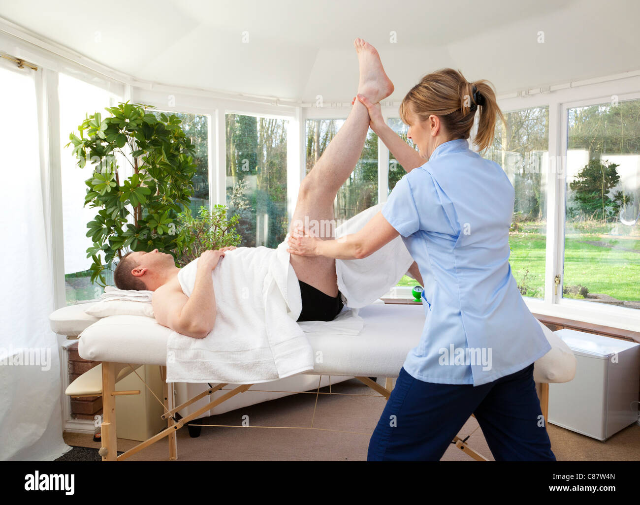 Osteopath Behandlung eines männlichen Patienten Stockfoto
