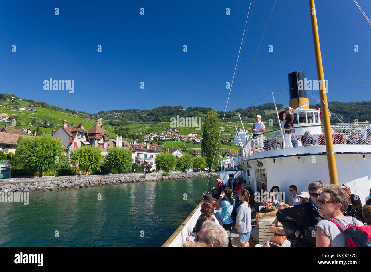 Touristen genießen einen Tag draußen am Genfer See paddeln Dampfschiff La Suisse Stockfoto