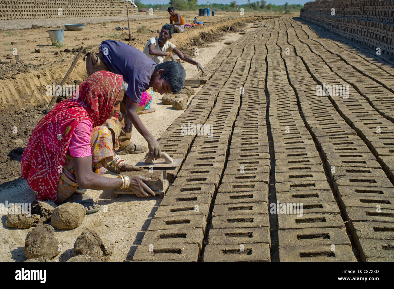 Indische Familie bilden Ziegel hergestellt aus Schlamm Ton bei Khore Ziegel Fabrik, Rajasthan, Nordindien Stockfoto
