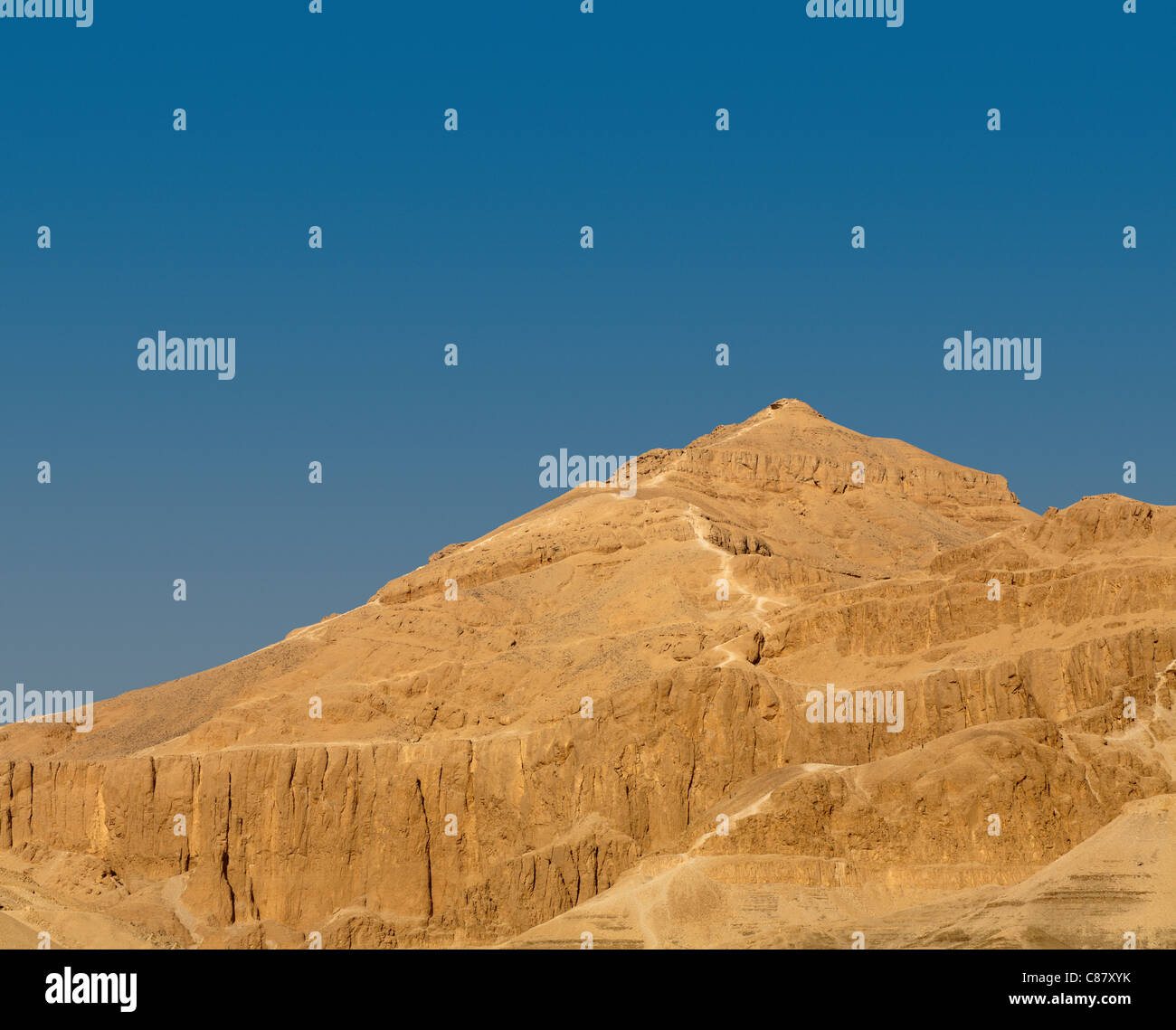 Die thebanischen Hügel und Berge von Meret Segar am Westufer des Nil, Luxor, Ägypten Stockfoto