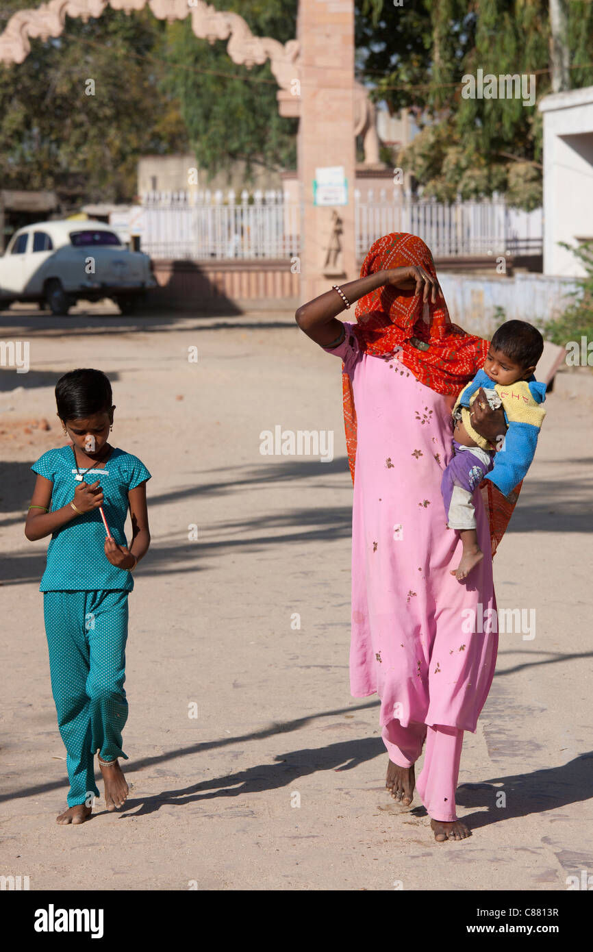 Junge indische Frau mit ihren Kindern in Narlai Dorf in Rajasthan, Nordindien Stockfoto