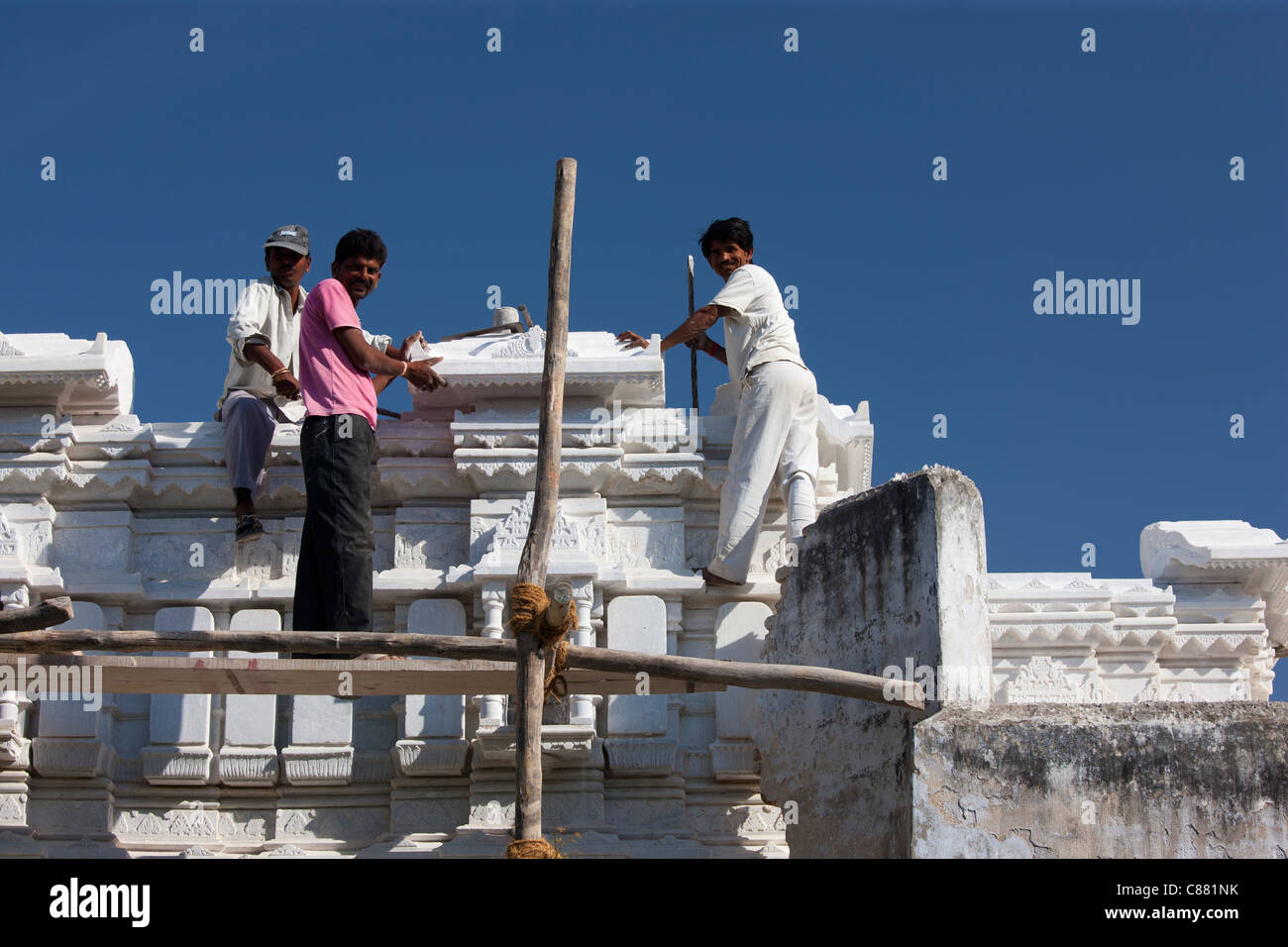Indische Bauarbeiter arbeiten an einem neuen Gebäude im Dorf Narlai in Rajasthan, Nordindien Stockfoto