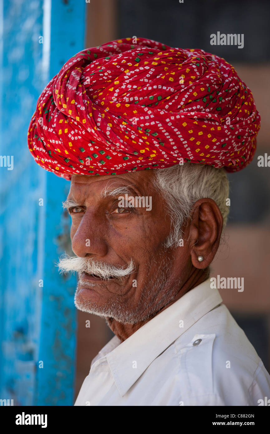 Indischer Mann mit traditionellen Rajasthani Turban in Narlai Dorf in Rajasthan, Nordindien Stockfoto