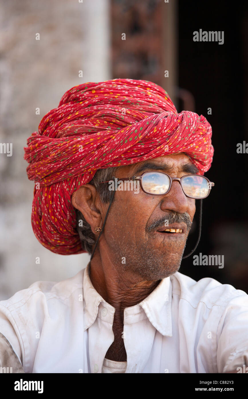 Indischer Mann trägt traditionellen Rajasthani Turban in Narlai Dorf in Rajasthan, Nordindien Stockfoto