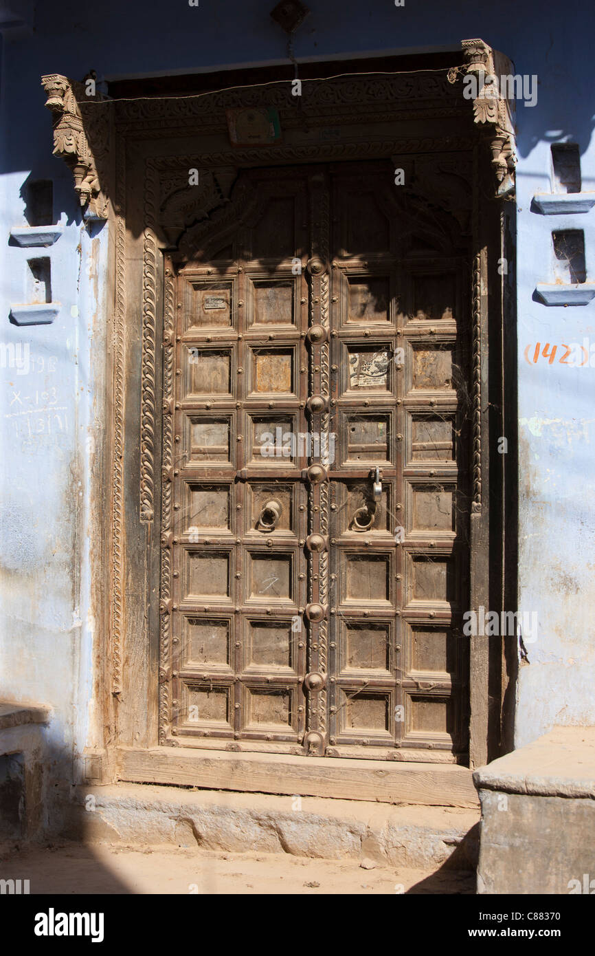Antike Tür in das Dorf Narlai in Rajasthan, Nordindien Stockfoto