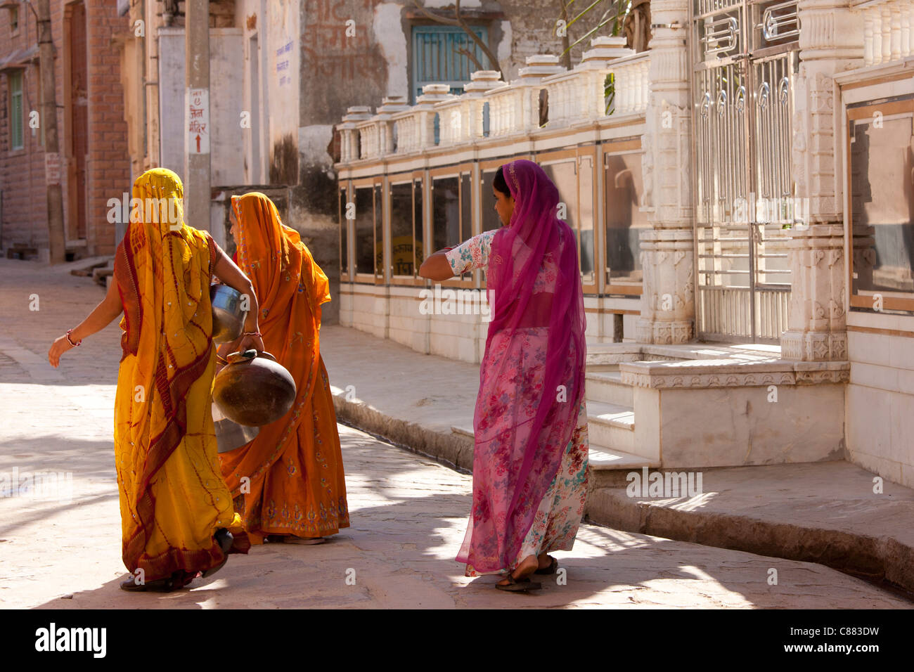 Rajasthani Frauen tragen Wasser Töpfe im Dorf Narlai in Rajasthan, Nordindien Stockfoto