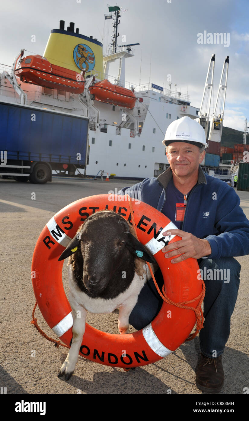 RMS St. Helena verlässt Portland Hafen, Dorset, zum letzten Mal auf ihrem Weg nach Süden nach Ascension Island und St. Helena. Von nun an wird sie aus Südafrika, schneiden Direktlinks aus dem Vereinigten Königreich zum ersten Mal betreiben. Inselbewohner haben nun fliegen Sie nach Kapstadt, um nach Hause kommen oder besuchen Stockfoto